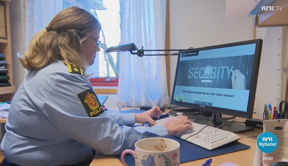 Midt i beste sendetid på Dagsrevyen taster en politiansatt inn passordet sitt. Det offentlige må skjerpe seg, sier sikkerhetsekspert. Digi.no har bedt om kommentar fra den aktuelle politiansatte både gjennom PHS og Politidirektoratet, uten hell.