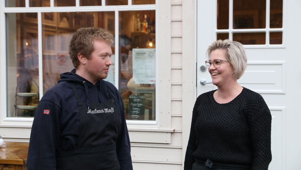 NYTILSETT: Tommy Avsnes er nytilsett kokk. Her samman med dagleg leiar Marita Mossestad.