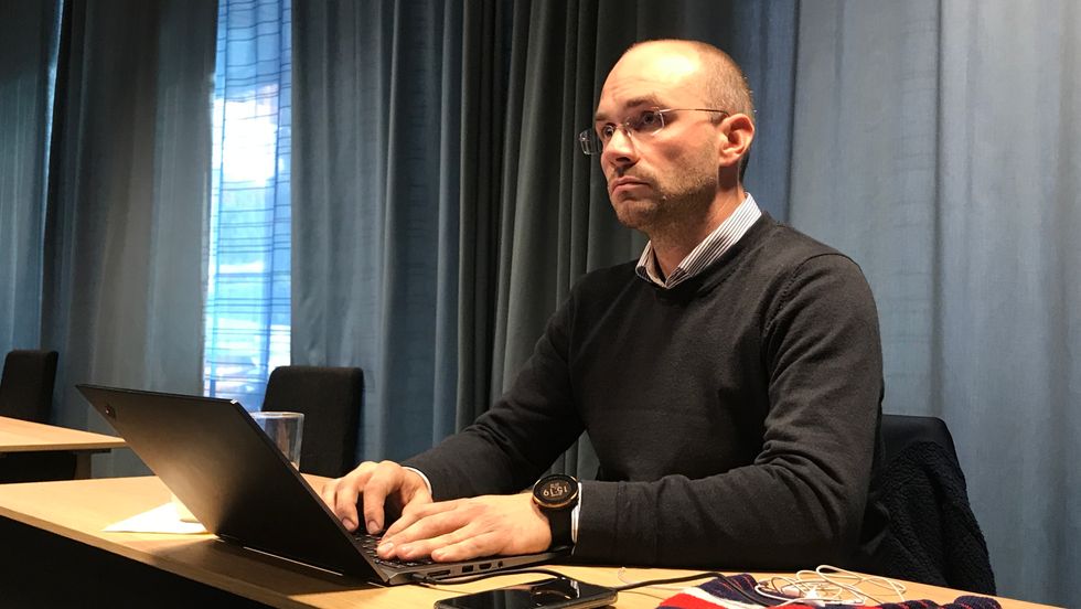 ALVORLEG: Kommunalsjef Tor-Einar Skinlo orienterte politikarane om politisaka.
