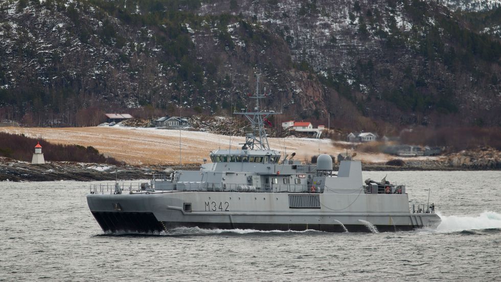 KNM MÅLØY: Her er eit av fartøya Forsvaret disponerer til minerydding på øvelse i Trøndelag under Cold Response 2016.