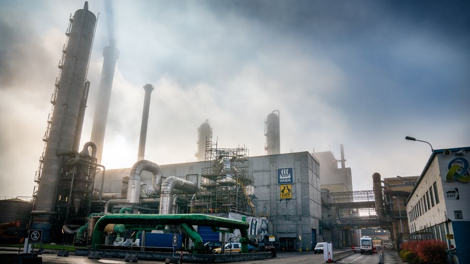Administrerende direktør Sverre Gotaas i Herøya Industripark har underskrevet høringsuttalelsen fra 16 industriaktører. Her illustrert med en selvkjørende buss ved Herøya Industripark.