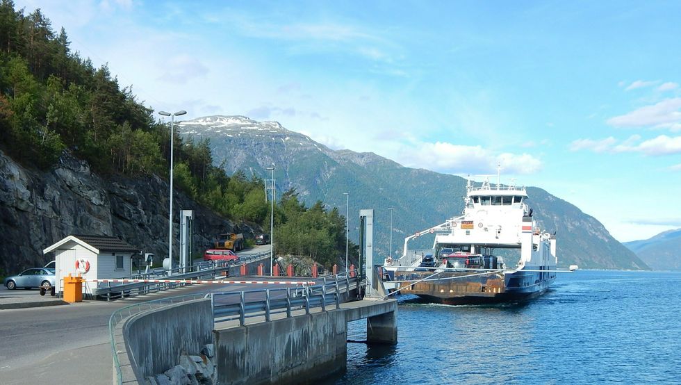 No set dei ferja i drift att. Ber passasjerane sitte i bilen