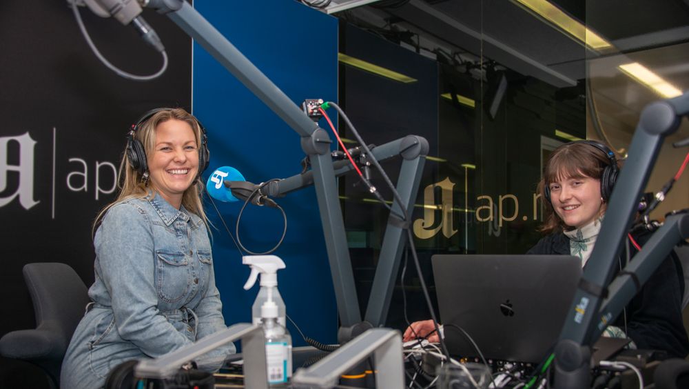 Aftenposten Junior-journalist Margrethe Lindebø Skeie (t.v) og Forklart-produsent Fride Næss Nonstadunder innspilling av Forklart Junior.