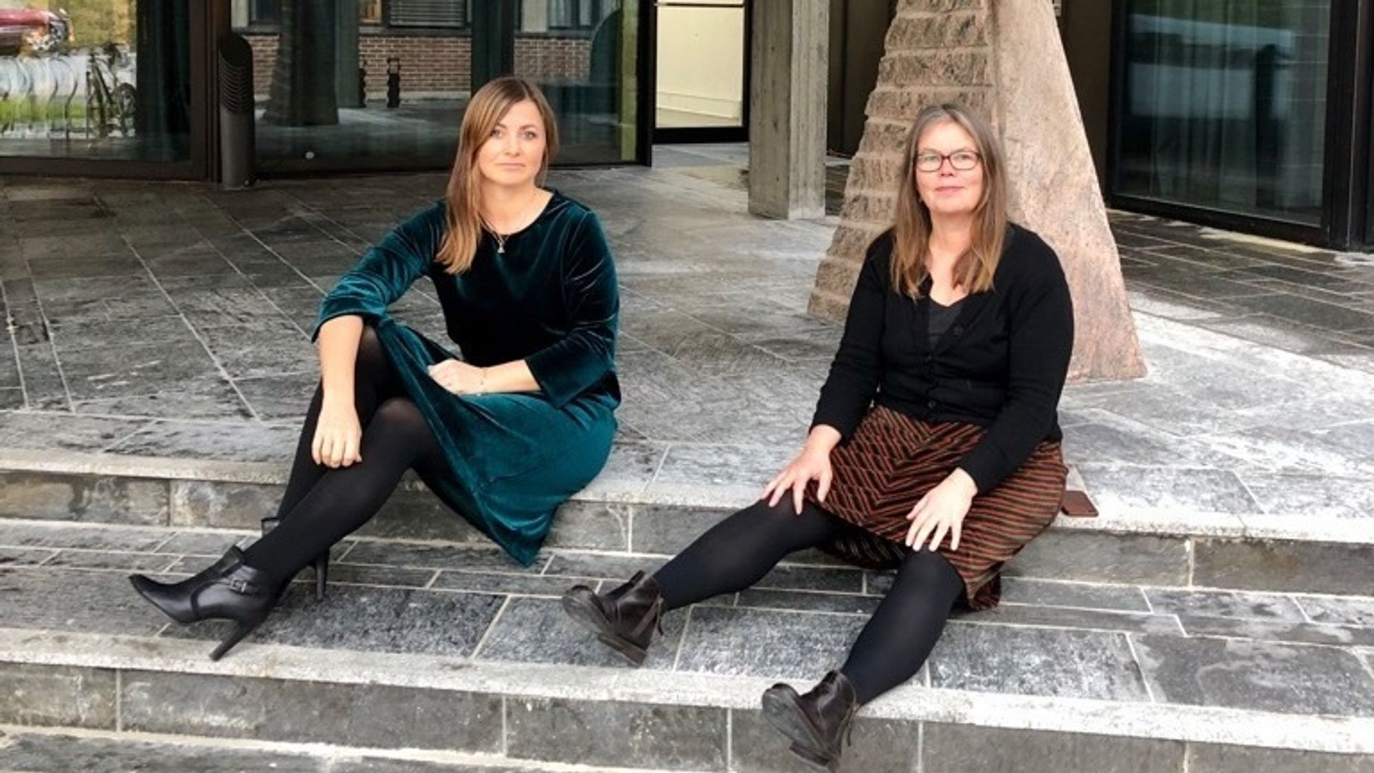 MARKERTE STØTTE: Henny-Kristin Navarsete (Ap) og Vibeke Johnsen (SV) kledde seg i velur på torsdagens formannska for å markera standpunkt i kjoledebatten.