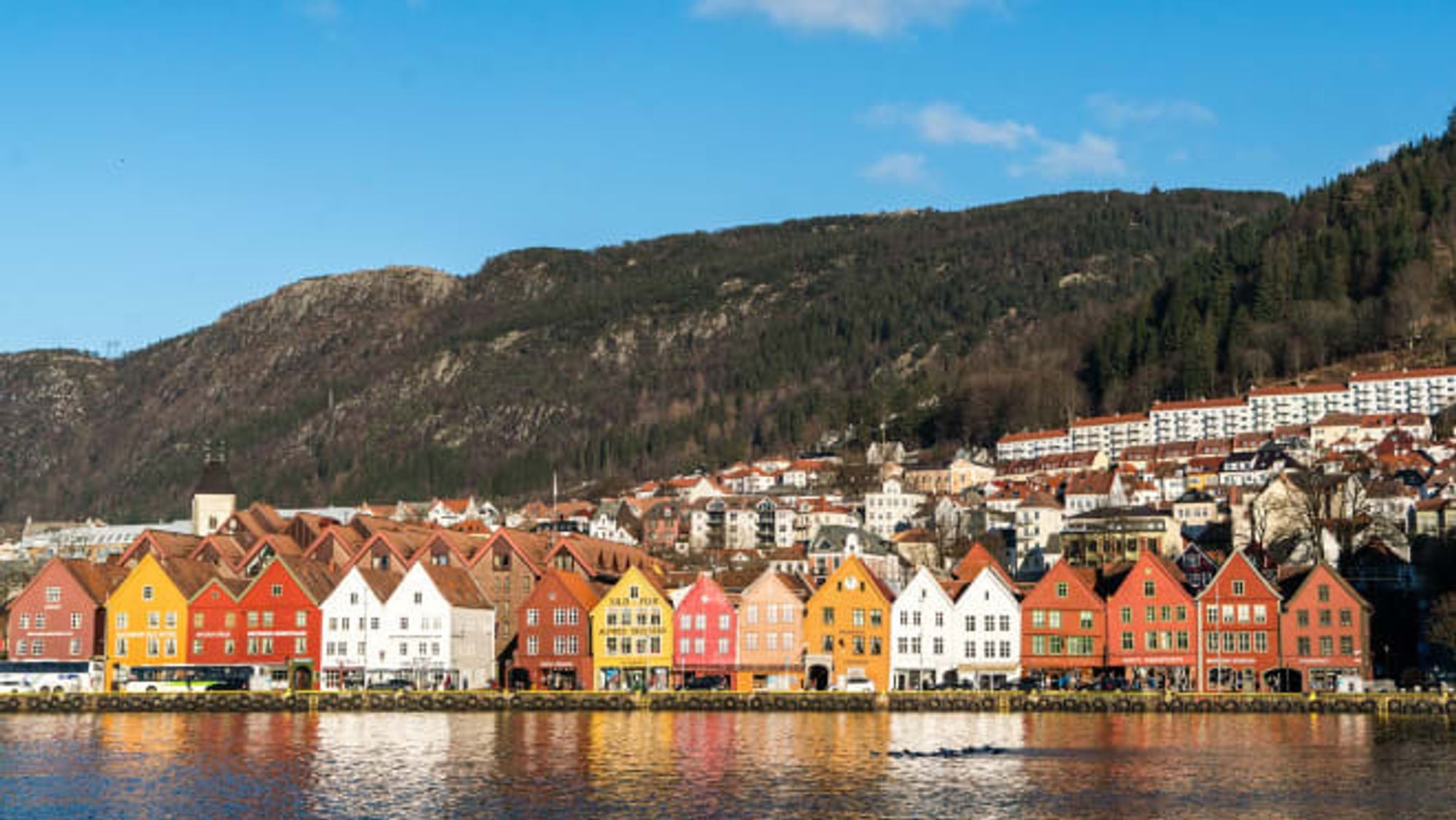 Bryggen i Bergen bades her – noe uvanlig – i solens stråler. Nå skal også strålene fra 5G-antennene være klare til å gi lynraskt mobilnett til bergenserne og turistene som besøker den ikoniske bydelen.
