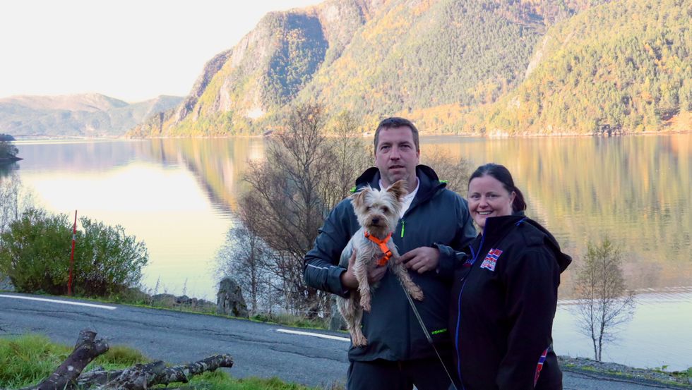 UTSIKT: Steffen og Kathrin Hielscher ser fram til å vakne opp til denne utsikta kvar dag når dei får opp det første huset i det nye byggjefeltet i Ikjefjord.