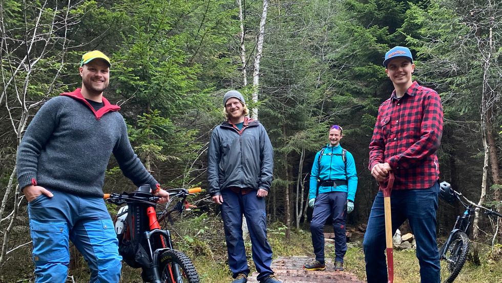 GJENGEN: Frå venstre - Erlend Ese, Kristian Larsen, Lars Kristian Fauske og Eirik Andre Robertsen har stått på i skogen i Seimsdalen.