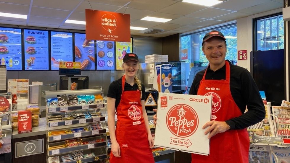 Cirkle K har den siste månaden seld pizza, og det har gått mykje pizza i tillegg til anna varm mat. F.v. Hanna Hillestad, og dagleg leiar Eirik Trontveit.