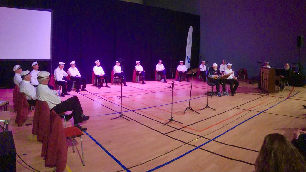 KULTUR: Leikanger mannskor, med avstand, på førestilling i helga. Koret hadde løpande diskusjonar om det var sikkert å gjennomføre ein konsert og er glad for at dei fekk lov.