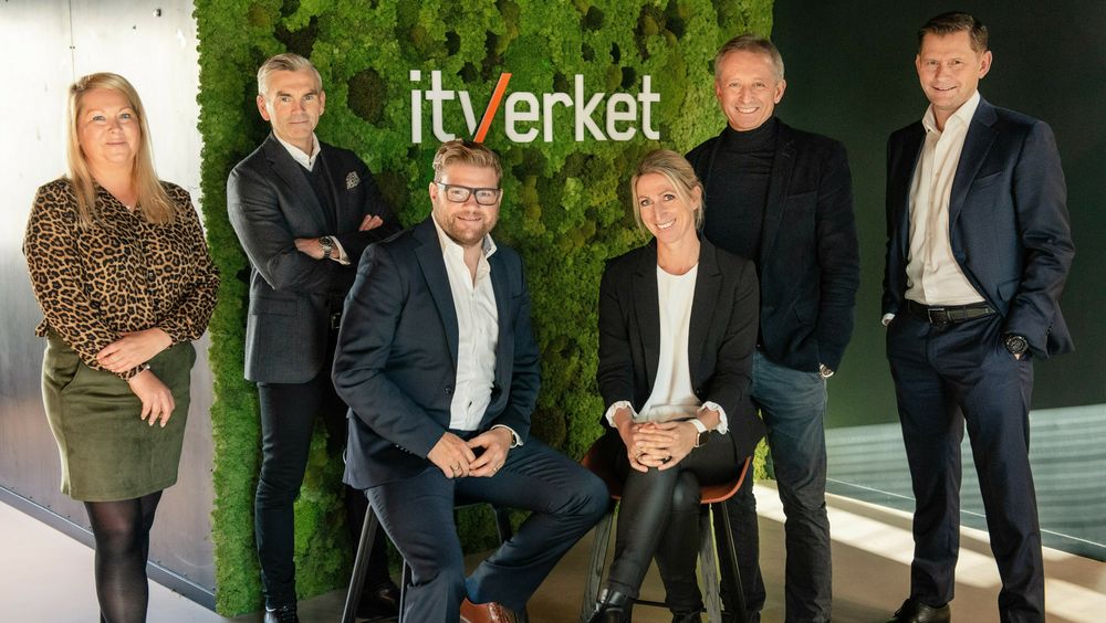 Itverket ved (fra v.) salgssjef Catrine Gustavsen, påtroppende styreleder Stian Skrefsrud (partner i BOS Kapital), adm.dir Tom Henrik Rogstad, HR-sjef Tiril Johansen, påtroppende styremedlem Jo Lunder og Haakon H. Jensen, som er managing partner i BOS Kapital.
