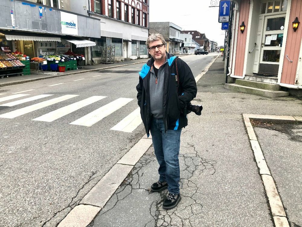 Sarpsborg Arbeiderblad journalisten Johnny Helgesen ute i Sarpsborg sentrum.