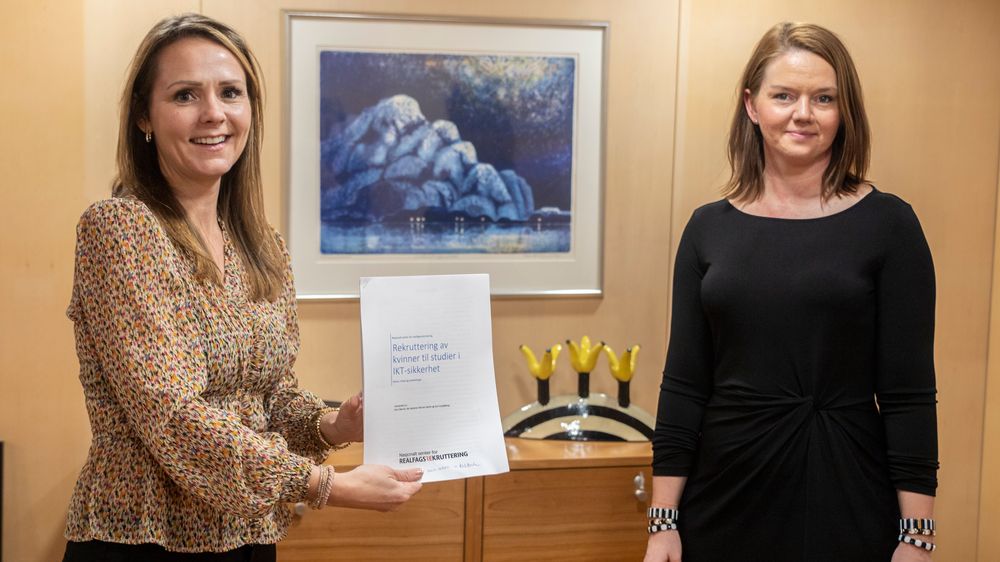 Distrikts- og digitaliseringsminister Linda Hofstad Helleland (t.v.) mottok rapporten om kvinner i IKT-sikkerhet. Under presentasjonen av rapporten fortalte også Sopra Sterias Lillian Røstad om sine erfaringer på feltet.