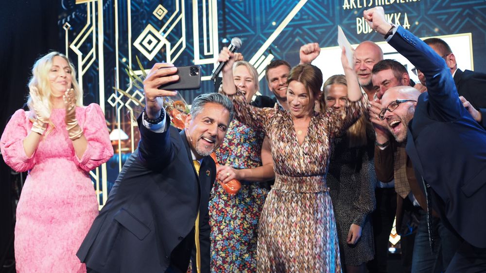 Tidligere i år vant Budstikka prisen for «Årets Mediehus». Nå kan de juble for stor vekst i sine digitale abonnenter. Her er redaksjonen avbildet under prisutdelingen sammen med kulturminister Abid Q. Raja.