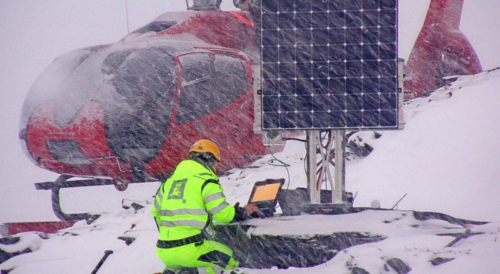 NVEs Seksjon Fjellskred foretar vedlikehold av datalogger på Gámanjunni 3 i Kåfjord kommune.