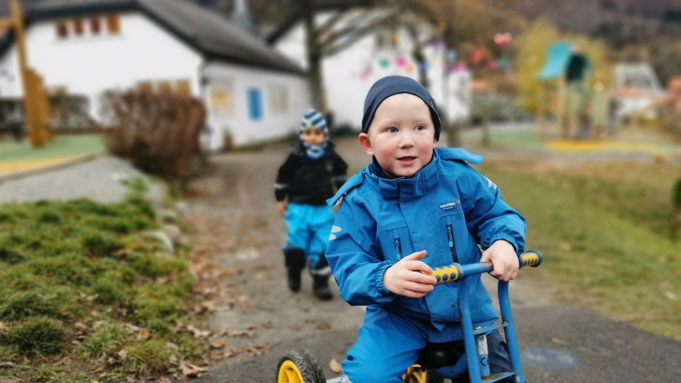 PASSAR PÅ: Sigurd (4) er lidenskapeleg opptatt av å halde basseluskane vekke frå barnehagen. Han er ikkje den einaste.