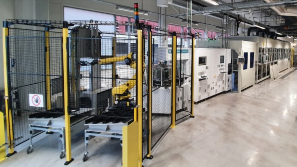 INVESTERER: Norsun har store planar for fabrikken i Årdal. Her er den nye waferlinje med robotpakkar.