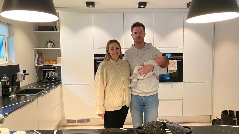 PUSSA OPP: Huset kjøpte dei i tidleg i 2019, og no er det ferdig oppussa. Thea Nundal Gloppen og Tobias Gloppen med vetle Jens (1 mnd) på armen.