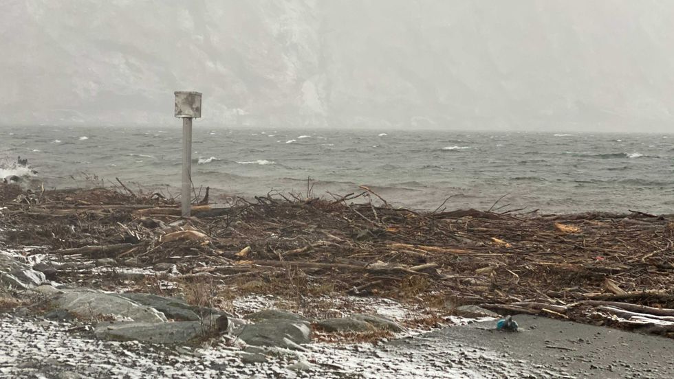 STILLE ETTER STORMEN: Natta i Sogn var prega av vind, mykje nedbør, og fleire plassar, som her i Årdal, vart naturen prega av uvêret.