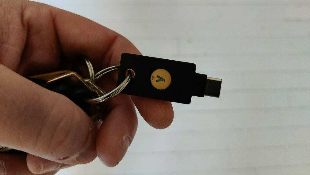 Kompakt liten sak. Med bare fem gram og rett over fire centimeter er det ikke vanskelig å finne plass til Yubikey5 på nøkkelknippet.