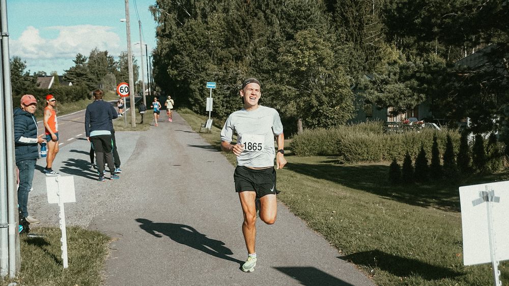 Ved siden av å være utvikler, løper Robert Bue langt. Her under et nylig maratonløp.