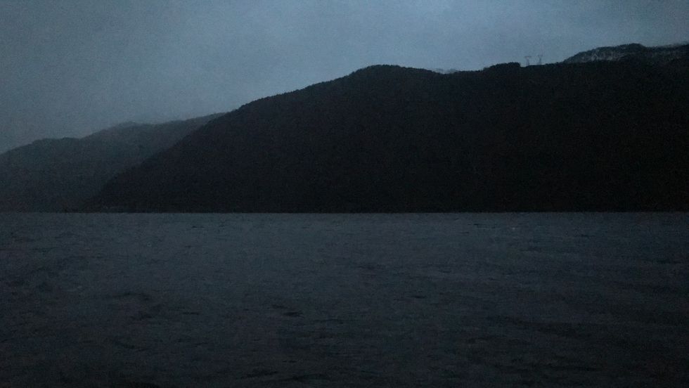 FUNN: Kvinna vart funnen i sjøen ved Venes i Sogndal.