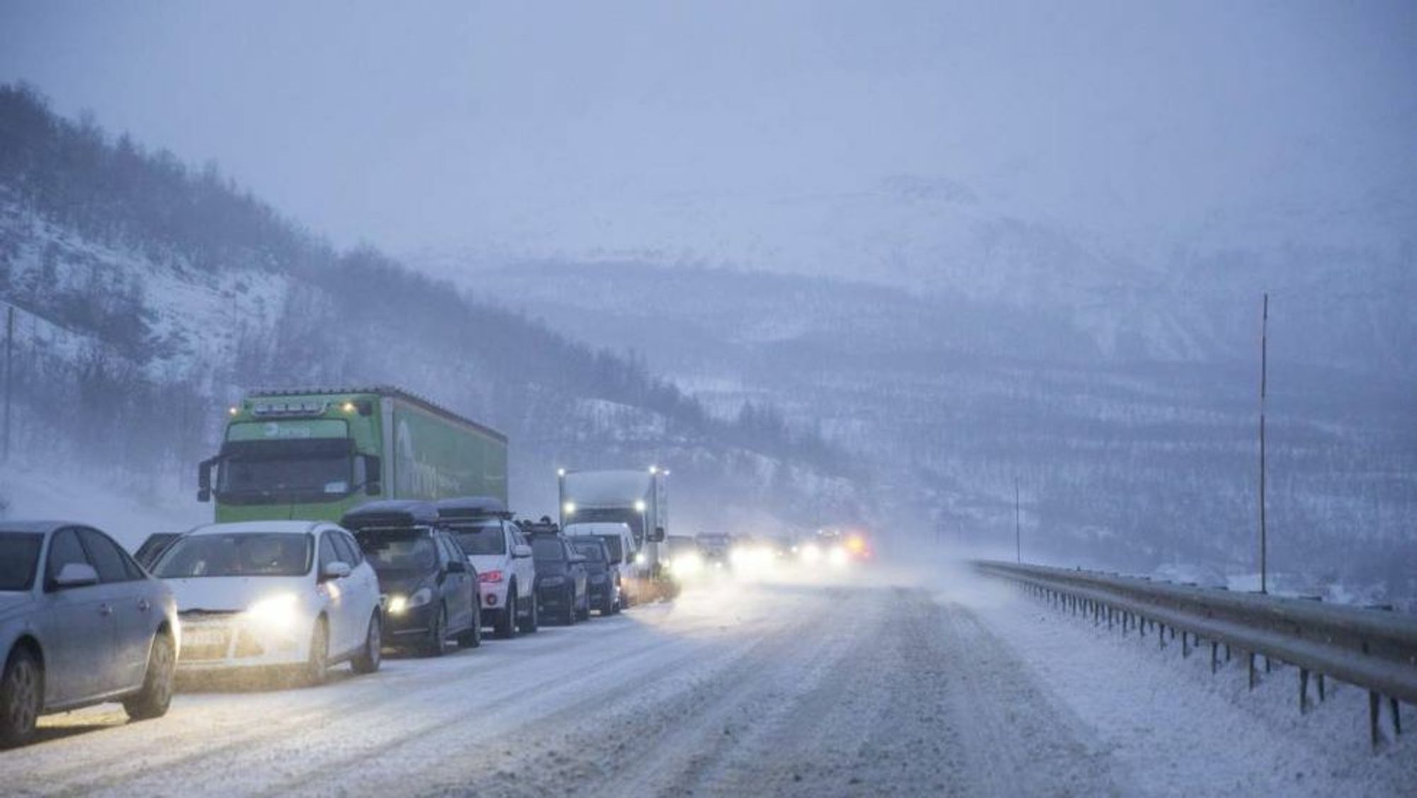 KAN BLI KOLONNE: Før ein køyrer heim til jul er det lurt å sjekka vêrvarslinga. På nokre fjellovergangar kan det verta kolonne.