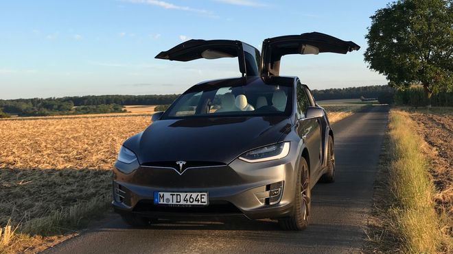 Tyskregistrert Tesla Model X P100DL med falkevingdørene åpne.