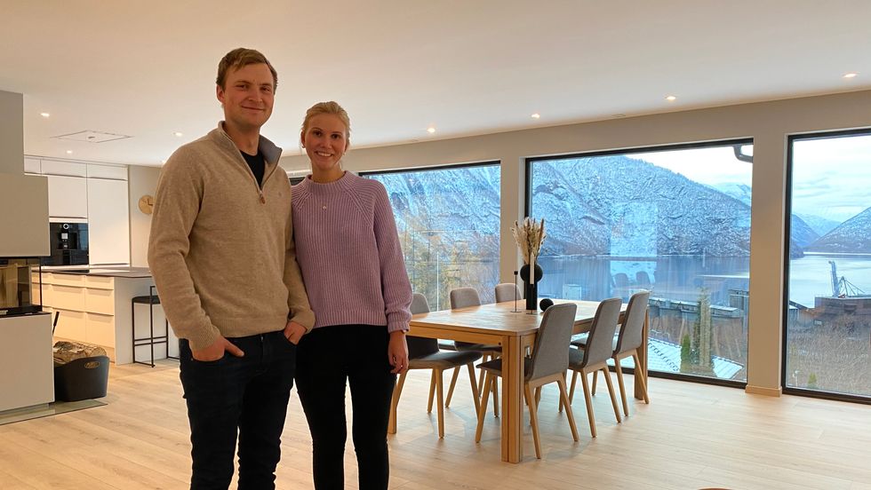 ÅRDALSTANGEN: Jørgen O. Hæreid og Kristin Veheim fortel om renoveringa på Tippen.