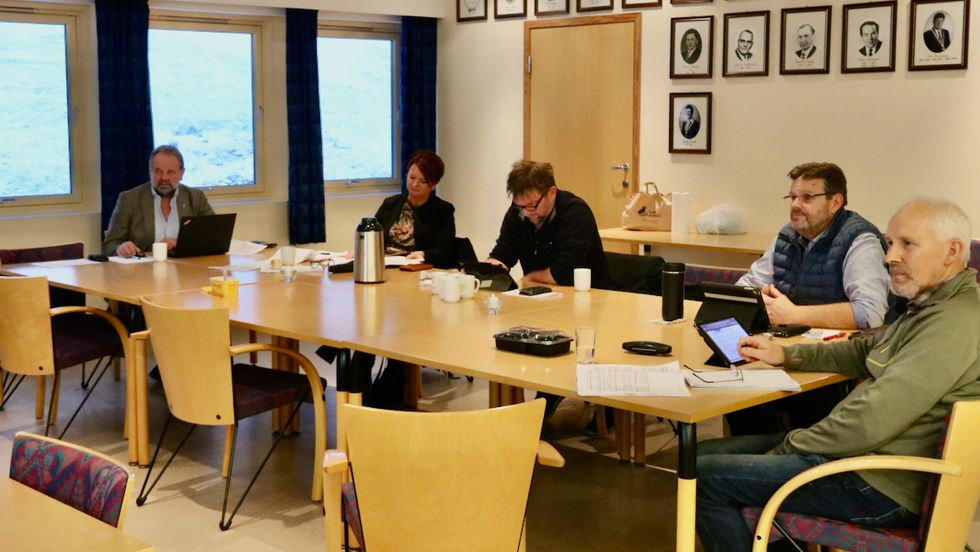 SAMDE: Formannskapet i Gulen er samde om at dei ønskjer å halde fram drifta av Dalsøyra barnehage. Frå venstre: Ordførar Hallvard Oppedal (Sp), Kristin Margrete Byrknes (Sp), Ivar Eide (H), varaordførar Odd Harald Eide (Ap) og Ingolf Wergeland (KrF).
