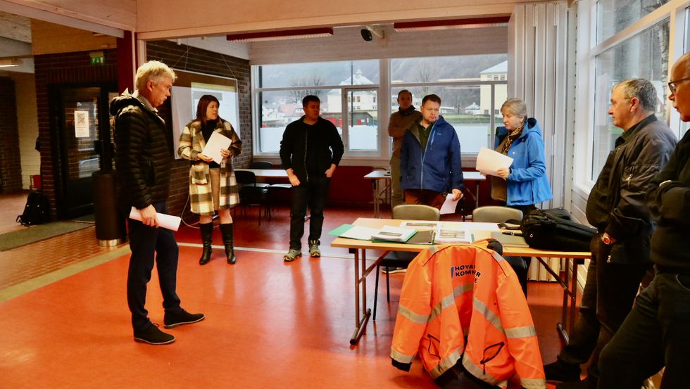 INFORMASJON: Formannskapet fekk blant anna informasjon om tilstanden til lågbygget under synfaringa i Høyangerhallen.