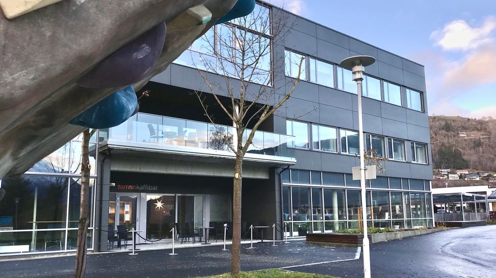 SMITTA: Ein person var i nærkontakt med den smitta på Campus i Sogndal, men fekk først vita det ei veke seinare.