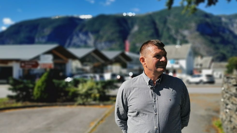 HÅPAR PÅ EIT LYSGLIMT: Det er tøffe økonomiske tider for ordførar Trygve Skjerdal og innbygjarane i Aurland kommune. Han håpar på solskinnsdagar som denne, når koronavaksina kjem.