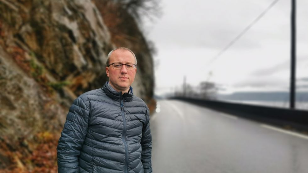 TRANGT: Det er ikkje mykje plass å boltre seg på mellom autovernet og fjellveggen på riksveg 13.