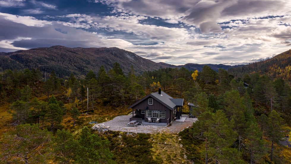 SELD: Denne hytta med postadresse Vadheim gjekk for 1,6 millionar og er éin av fire selde eigedomar i Høyanger den siste tida.