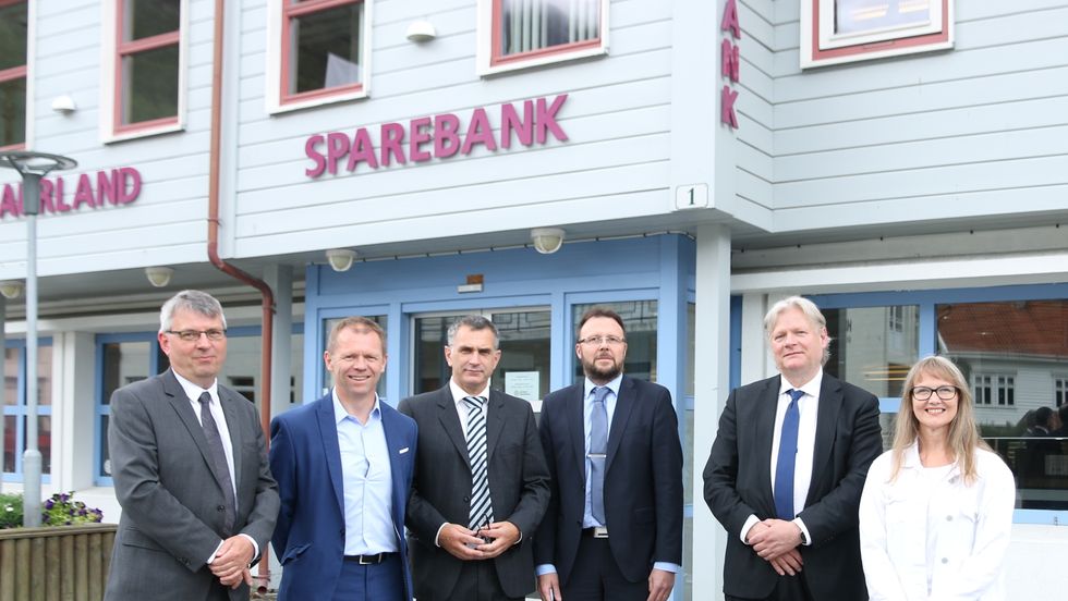 NEDBEMANNNE: Frå venstre: Olav Vikøren styremedlem i Sogn Sparebank, Arve Tokvam nestleiar i styret, Gunnar Skahjem assisterande banksjef, Mads Indrehus banksjef, Egon Moen rådgjevar og Siv Enerstvedt styremedlem.