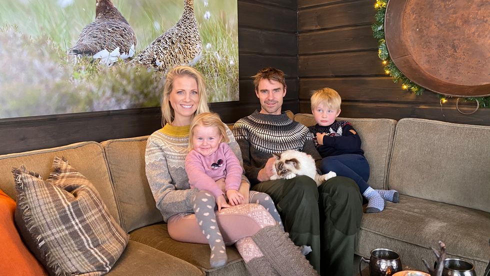 FAMILIEN: Benedicte Elisabeth Stedje og Jon Olav Stedje saman med ungane Anna, Sondre og katten Mio.