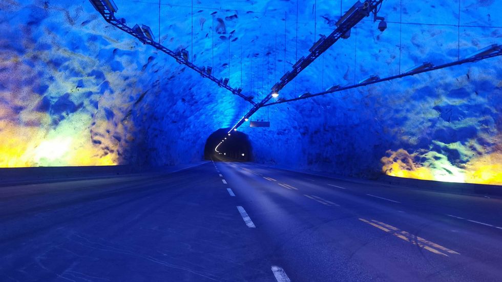 STENGD: Lærdalstunnelen vart stengd etter uhellet.