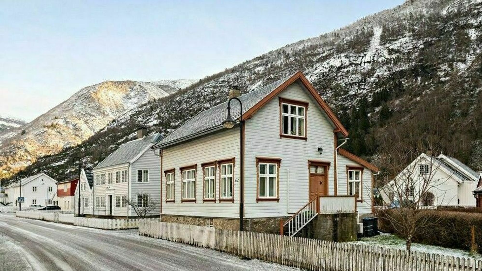 MIDT I LÆRDAL SENTRUM: Øyragata 62 har både hage og gode parkeringsmuligheiter.