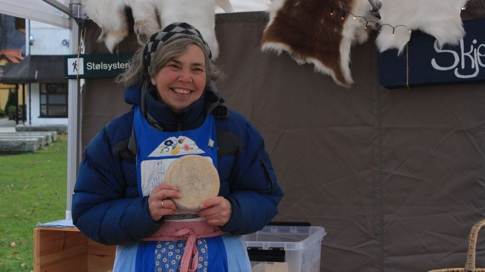 LOKAL MAT: Anne Karin Hatling var ein av dei kunne møta på Bondens marknad på laurdag i Sogndal. I boden sin hadde blant anna geitepølse og geiteost.