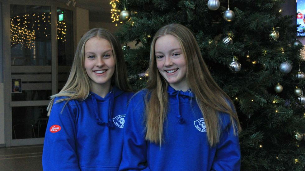 INGEN MANDEL I GRAUTEN: Kaya Barnes Frøyd saknar julegrauten, men elles er ho og Kristina Holm Holen nøgde med at det vart arrangert Førjulsmoro i år.