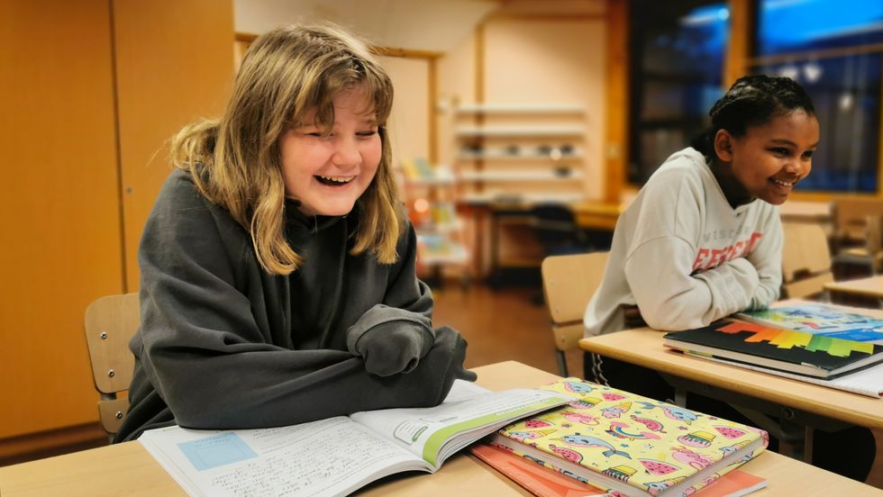 STEMNING: Elevane ved Vadheim oppvekst kosar seg i kvarandres selskap. Mange er glade for å sjå kvarandre igjen, men ikkje fult like glade for å være tilbake på skulebenken. Frå venstre: Mathea Hjelmeland Rasdal og Joshua Alemu.