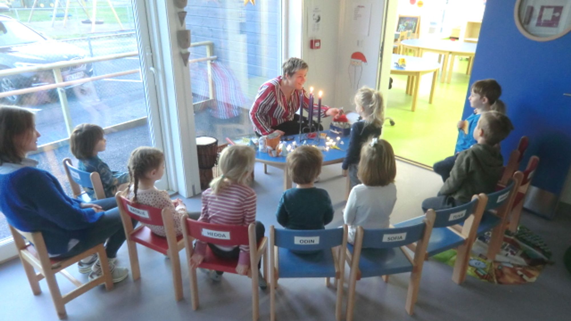 PÅ PLASS: Frå den første samlingstunda i ny barnehage.