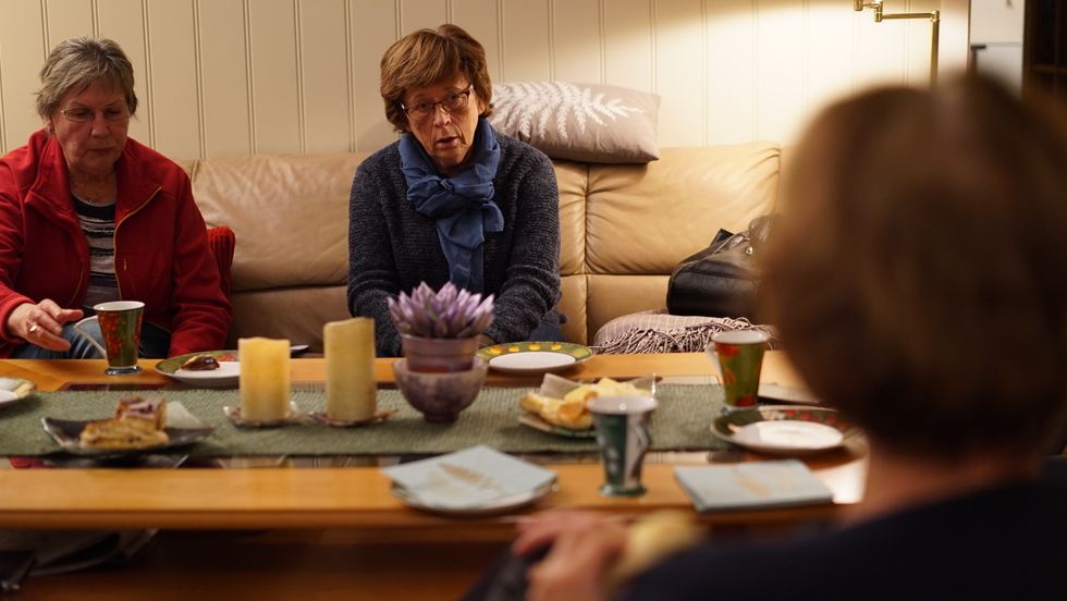 VIL HA SVAR: Laura og Turid Westervik i pensjonistlaget meiner kommunen tek for lang tid i si handtering av saka om nytt symjebasseng.