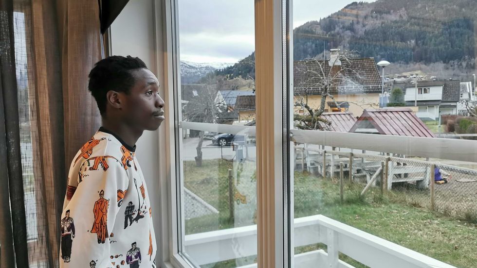 VENTETID: – Familien min er ein del av meg, seier Richard Ngombe, medan han skuar utover leikeplassen til Trudvang Skule. Han veit ikkje om dei kjem til landet, innan jul.