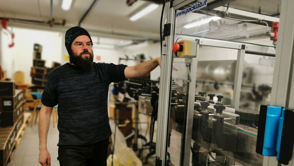 AKTIV: – Bestillingane har komme jamn og trutt gjennom heile hausten, fortel Joarn Njøs for Balder bryggeri. Men framleis har dei eit lite stykke å gå for å hamne i pluss.