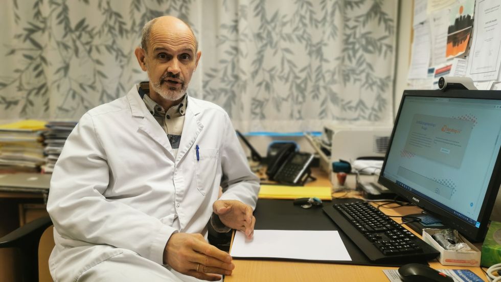 ÅTVARAR: Kommuneoverlege i Sogndal, Leiv Erik Husabø, oppmodar folk frå høgsmitte-område til å tenkje seg over kven dei sosialiserar seg med i jula.