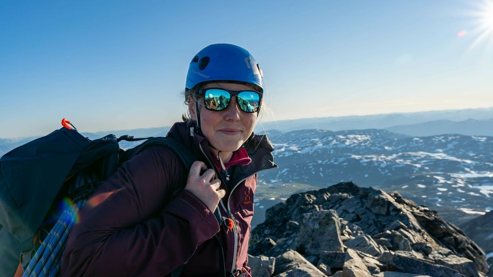 UNIKT: – Årdal er ein klatredestinasjon. Det er få kommunar som har like mange toppar som krever klatring for å nå toppen, seier Veronika Ness.