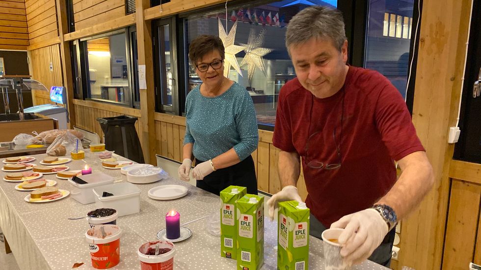 TIDLEG PÅ: Kantineansvarleg Margot Kvam og miljøkordinator Helge Øren steller gladeleg i stand frukost til elevane i Årdal.