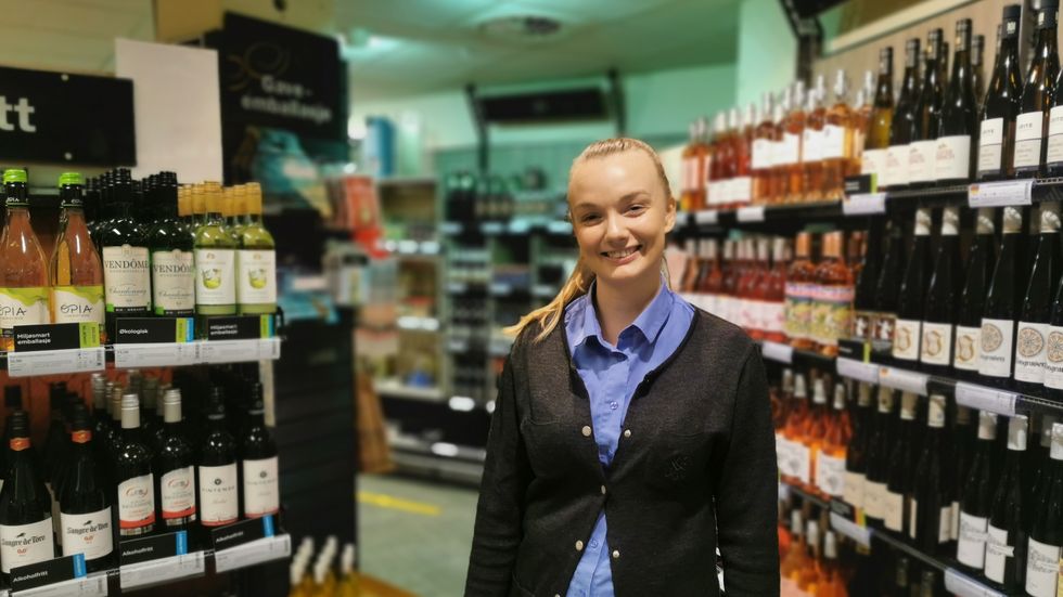 DOLLARGLIS: Dagleg leiar for vinmonopolet Tonje Lægreid har grunn til å vere nøgd med årets sal, så langt. Og årets julehandel er enno ikkje over.