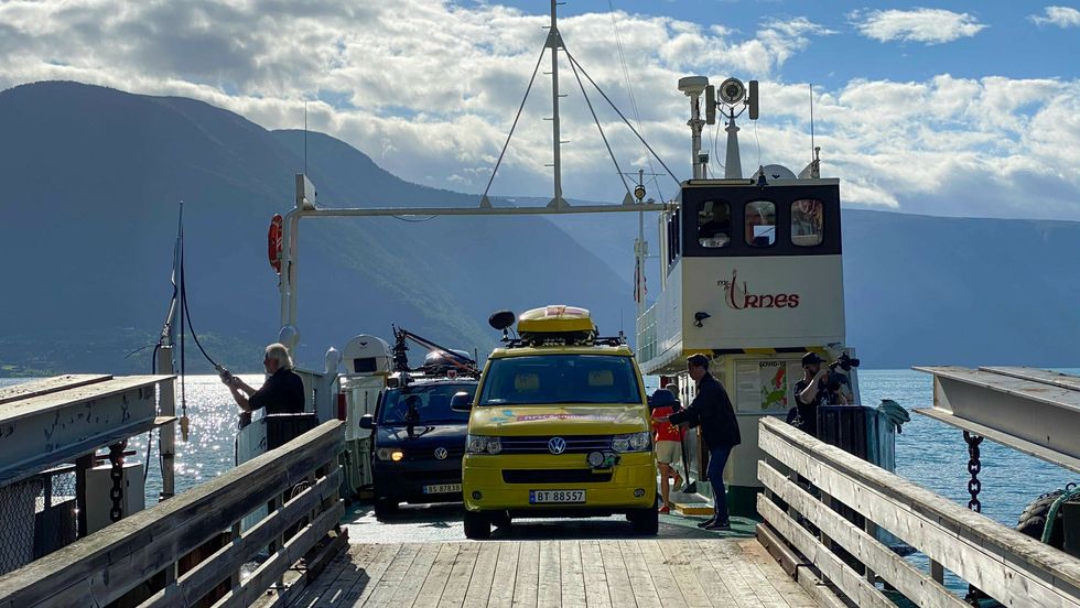 TVIST: Lustrabaatane møtte Scandi Travel i retten for å ordne opp i tvist. Her ser du MF Urnes som er ein av båtane til lustraverksemda.